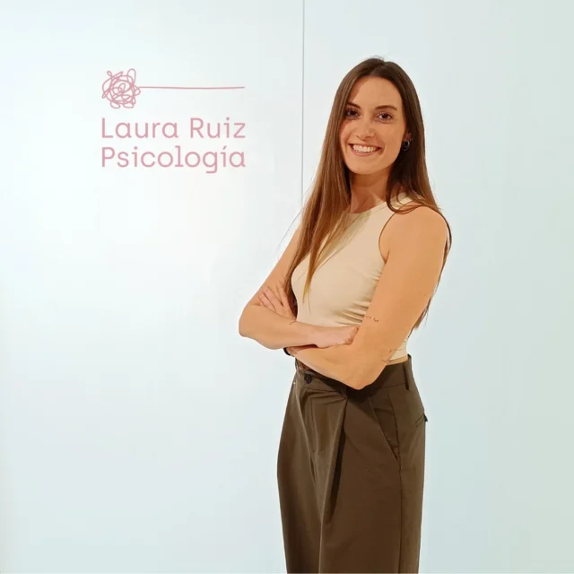¡Os presento a Marina, nueva colaboradora de Laura Ruiz Psicología! ❤️‍🔥

Marina es Psicóloga por la Universitat de Lleida, Máster en Psicología General Sanitaria por la Universitat Rovira y Virgili (N° Col. 29157 COPC) y Musicoterapeuta 🎵 (¡también es música!🥰).

💬"Desde pequeña he sentido una fuerte curiosidad por entender el mundo emocional de las personas y un deseo de acompañarlas en su malestar.

Trabajo con una mirada integradora ya que considero que no hay una única forma de entender lo que nos pasa. Cada persona es única y merece un espacio propio donde pueda ser escuchada sin juicios, desde la cercanía y la compresión.

A nivel profesional me considero una persona empática y creativa."💫

Estoy muy feliz de poder trabajar con ella, Marina desprende una energía muy guay, es cercana y profesional y estoy segura de que haremos muy buen equipo juntas.🤜🤛

Ya ha empezado con algunxs de vosotrxs😊, atiende en catalán y castellano, a niñxs, adolescentes y adultos 🤍📍Presencial en Reus y online.🌏

Escríbenos si quieres cita con ella ✍️
621 32 69 21 📲
info@psicolauraruiz.com 📩
www.psicolauraruiz.com 🌸
.
.
#psicologasenreus #psicologasonline #psicoterapia #saludmental #saludemocional