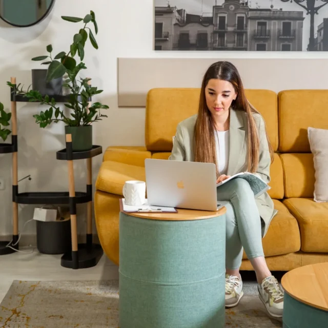 🎈10 preguntas esenciales en la primera entrevista clínica (y por qué):

🧭 1. “¿Qué te ha traído a consulta en este momento?”
	✅ Permite conocer el motivo de consulta y la demanda principal.

	🧭 2.	“¿Desde cuándo experimentas estos síntomas o dificultades?”
	✅ Sitúa el inicio, evolución y cronología del problema.

	🧭 3.	“¿Cómo afectan estos problemas a tu vida diaria (trabajo, familia, estudios, relaciones, ocio)?”
✅ Explora el grado de interferencia en las áreas vitales.

🧭4.	“¿Has recibido algún tipo de ayuda psicológica o psiquiátrica previamente?”
✅ Revisa antecedentes de tratamiento y su eficacia.

	🧭 5.	“¿Estás tomando actualmente medicación o has recibido diagnósticos médicos/psiquiátricos?”
✅ Evalúa la historia clínica y médica.

	🧭 6.	“¿Cómo describirías tu estado emocional en este momento?”
✅ Da voz al paciente sobre su estado subjetivo actual.

	🧭 7.	“¿Con quién vives y qué apoyos sociales o familiares tienes?”
✅ Explora la red de apoyo y contexto social.

	🧭 8.	“¿Cómo es un día típico en tu vida?”
✅ Aporta información sobre rutinas, hábitos de sueño, alimentación, consumo de sustancias, ocio.

	🧭 9.	“¿Qué esperas conseguir con la terapia?”
✅ Define los objetivos terapéuticos y expectativas.

	🧭 10.	“¿Hay algo que consideras importante que no te haya preguntado?”
✅ Da espacio a información relevante que puede no surgir con preguntas directas.

Y tú, ¿preguntas todo esto en las primeras sesiones? ¿Cuál añadirías? 😊

🔐 Guarda el post para consultarlo cuando lo necesites🔐🖊️
.
.
.
#terapiapsicologia #psicologiaintegradora #entrevistaclinica #recursospsicologia #gestionemocional #psicologasenreus