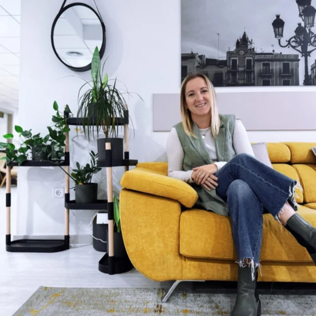 EQUIPO✨👭

¡Hola! Soy Estrella, psicóloga sanitaria y forense, con un enfoque integrador en terapia.🌱 

Me mueve profundamente acompañar a quienes confían en este espacio para mirar hacia dentro, sanar heridas que duelen, aprender a gestionar la ansiedad o reconectar con quienes son.

🫂Creo en la fuerza de los vínculos seguros, en la escucha sin juicios y en el poder transformador de sentirse acompañado/a.

Estoy especializada en trauma, apego, ansiedad, depresión, estrés, gestión emocional, autoestima...

Con mucha ilusión, empiezo esta nueva etapa con @creatuemocion 💙

-----

Hola! Sóc l’Estrella, psicòloga sanitària i forense, amb un enfoc integrador en teràpia.🌱

Em commou acompanyar aquelles persones que confien en aquest espai per mirar cap endins, sanar ferides que fan mal, aprendre a gestionar l’ansietat o reconnectar amb qui són.

🫂Crec en la força dels vincles segurs, en una escolta sense judicis i en el poder transformador de sentir-se acompanyat/da.

Estic especialitzada en trauma, vinccles, ansietat, depressió, estrès, gestió emocional, autoestima...

Amb molta il·lusió, començo aquesta nova etapa amb @creatuemocion 💙