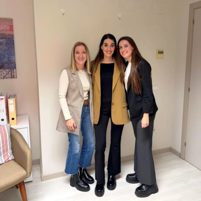 Ha sigut un any intens!!! L'altre dia vam fer sopar d'empresa per tancar l'any: comentar casos, compartir... ✨

L'equip de Laura Ruiz Psicologia us desitja bon Nadal i bones festes! El equipo de Laura Ruiz Psicología os desea feliz Navidad y felices fiestas🎄☃️

GRÀCIES infinites als/les nostres pacients per la confiança de poder obrir el vostre món al nostre, cada dia.💓 Ens sentim afortunades! Amb ganes del 2026...💫

Gràcies compis!! @marinacarvajalpsico @estarpsicologia 🤜🏻🤛🏻