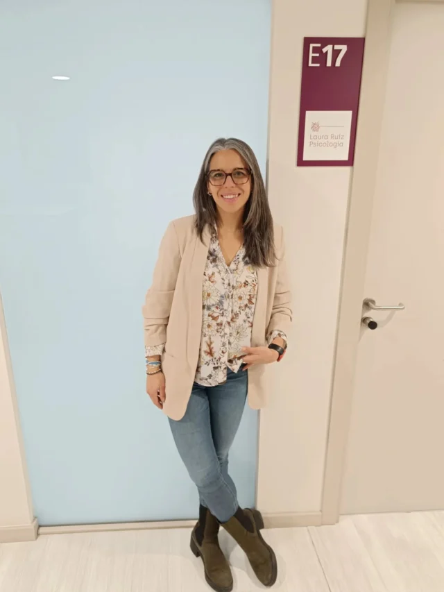 EQUIPO👭✨

¡Os presento a Pilar! Pilar es Psicóloga por la Universidad de Granada, Máster en Psicología General Sanitaria por la Universidad de Almería (Nº Col 35240 COPC) y Máster en Neuropsicología por la UOC.

🌿«Entiendo la psicología como una herramienta que me permite acompañar y guiar a las personas, creando vínculos sanos y seguros, desde un espacio de confianza y respeto. Intento hacer que cada persona se sienta única, trabajando en su autoconocimiento y su malestar, respetando sus tiempos y objetivos.

Tras diversas formaciones y experiencias laborales, he desarrollado un enfoque integrador con el objetivo de ofrecer a cada persona la intervención más adecuada, pero siempre desde una práctica basada en la evidencia científica. Estoy especializada en trastornos del estado de ánimo, neurodiversidad y trauma. Ofrezco terapia en castellano e inglés y trabajo con niños, adolescentes y adultos.

Entusiasmada por unirme al equipo y trabajar con Laura, Marina y Estrella 😊»

🤲🏻 Pilar es cercana, clara y transmite mucha paz y seguridad 🥰. Atiende en castellano e inglés, población infantojuvenil, adultos y parejas. Ya lleva varias semanas con nosotras y ha empezado con algun@s de vosotr@s, pero le queda algún espacio, si quieres cita con ella escríbenos 💙 Estamos deseando conocerte.

Benvinguda Pilar! Bienvenida Pilar!

📲 621 32 69 21
💌 Info@psicolauraruiz.com
👩‍💻 www.psicolauraruiz.com