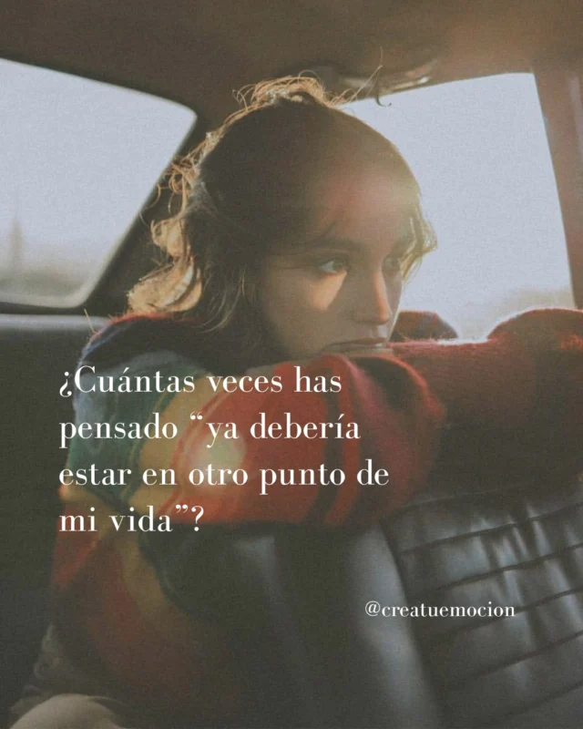 A veces parece que todo el mundo está avanzando menos tú.🛣️

Una amiga se casa.
Un amigo se compra una casa.
Tus amigos empiezan a tener hijos.
Alguien cambia de trabajo y parece tener clarísimo qué quiere hacer con su vida.

Y tú piensas: “¿Yo debería estar haciendo lo mismo?”

Y puede que sí lo quieras.
Puede que también te haga ilusión tener pareja, formar una familia, independizarte o sentir que estás construyendo algo.

Pero también puede que ahora mismo no quieras nada de eso.
O que sí quieras, pero no puedas.
O que simplemente no tengas ni idea de qué quieres.

Y no pasa nada.❤️‍🩹

Bueno, sí: a veces sí pasa. Porque frustrarse, compararse o sentir que te estás quedando atrás también es humano. No hace falta repetirse que “cada uno tiene su ritmo” y ya está.

Vivimos con mucha prisa, mucho “a estas alturas ya deberías…” y mucha comparación.

Pero la vida no funciona igual para todos.
No tenemos las mismas circunstancias, ni las mismas oportunidades, ni las mismas prioridades.

No tienes que querer lo mismo que los demás. Y tampoco tienes que quererlo al mismo tiempo.

Quizá de vez en cuando merece la pena preguntarse:

“¿Esto lo quiero yo de verdad o siento que ya debería quererlo?”

Sea como sea, y surjan las emociones que surjan, trátate siempre como mereces: con mucho amor 🤍
