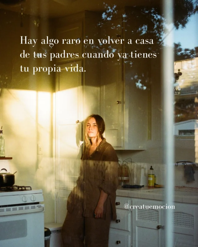 Qué raro volver a casa de tus padres cuando ya tienes tu propia vida.

Todo sigue casi igual, pero tú ya no. Y de repente empiezas a valorar cosas que antes ni veías.

Quizá por eso, cuando vayas, quédate un rato más.🤍

{Ojalá tener ese ratito más con mi padre❤️‍🩹}