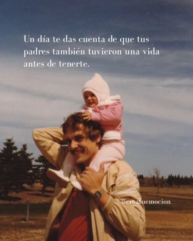 A veces cuesta imaginar que tus padres también fueron jóvenes, tuvieron sus dudas, sus sueños y una vida que todavía no sabían cómo sería.

Que también tuvieron miedo, se equivocaron y hubo cosas que dejaron para más adelante.

Quizá ahora entiendes algunas de sus decisiones que de pequeño te dolieron. Otras te siguen costando. Y está bien que sea así.

Porque empezar a entenderlos no significa justificarlo todo, sino descubrir que, antes de ser tus padres, también eran personas intentando hacerlo lo mejor que sabían.

Y quizá crecer también sea eso: aprender a mirarlos más allá del papel que siempre han tenido en tu vida. 🤍

Laura🌸Creatuemocion