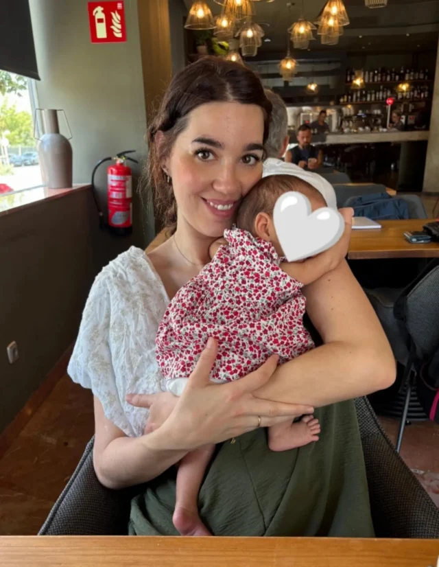 Hace casi 4 meses que llegó a mi vida N...☺️

9 cosas que he aprendido desde que soy madre🤰🏻

✨Que antes confundía tener el control con estar tranquila. Ahora salgo de casa con tres cosas pendientes, un café frío y un bebé llorando. 💘

✨Que una ducha de 5 minutos puede ser un spa de lujo. 💆🏻‍♀️

✨Que puedo echar de menos mi vida de antes y, a la vez, no imaginar mi vida sin ella. 

✨Que existe una felicidad y un amor nuevos que creo que nunca podré explicar con palabras 🥹 (y un cansancio nuevo, también 😂).

✨Que esta nueva realidad está llena de contradicciones. Que puedo controlar muy poco. Y que merezco ser autocompasiva mientras aprendo.

✨Que los planes, los horarios y las expectativas son orientativos. Esto es un máster en improvisación. ✌🏻

✨Que a veces mi hija despierta emociones que vienen de mi propia infancia. ❤️‍🩹 

✨Que puedo pasarme el día deseando tener los brazos libres y, cuando por fin los tengo, echar de menos tenerla encima. 

✨Que, aunque ella acaba de nacer, yo también estoy naciendo como madre. Y necesito tiempo para conocerla, conocerme y encontrar nuestra manera de estar en el mundo.

Estamos aprendiendo juntas de qué va esto 🤍

💬 Y tú, ¿qué es lo que más te está enseñando la maternidad que nunca imaginaste?